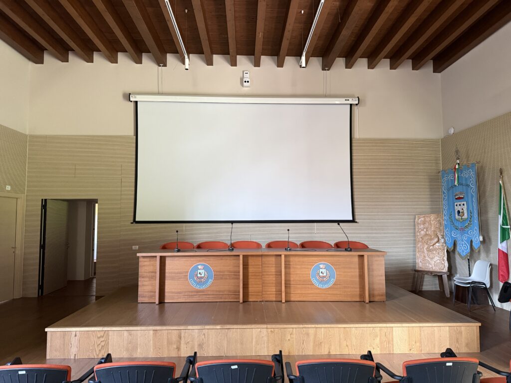 SMART SOLUTIONS
TK S.r.l. ha riqualificato l'audio del Salone Neogotico con connessioni integrate, microfoni wireless e mixer dedicato.
Una soluzione discreta e flessibile per eventi, conferenze e spettacoli.